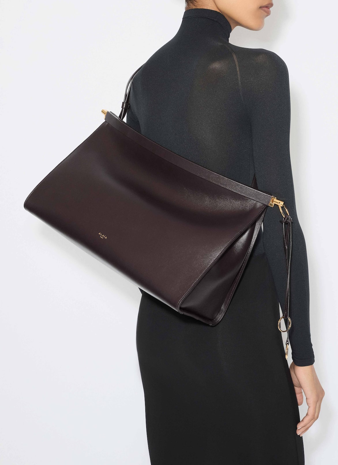 LE CLICK EAST WEST LARGE BAG IN LEATHER ALAÏA DARK BROWN LE CLICK EAST WEST LARGE BAG IN LEATHER